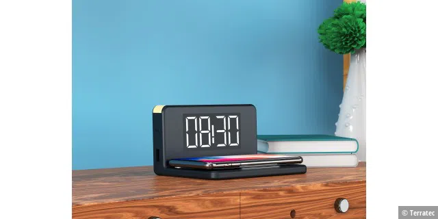 Charge Air Clock kombiniert LED-Uhr und Qi-Ladegerät.