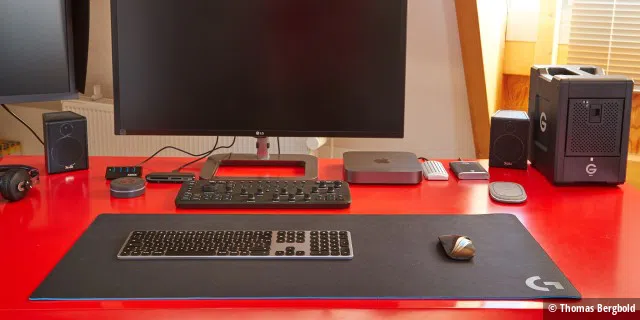 Fast schon wie eine Schreibtischunterlage wirkt das 90 cm breite Mousepad G840 von Logitech Gaming.