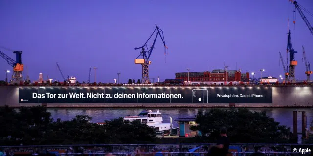 In Hamburg ist eine ganze Dockwand mit einem Apple-Plakat bedeckt.