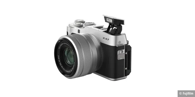 Die Fujifilm X-A7 bietet einen ausklappbaren Blitz und einen Systemschuh, an dem man einen Aufsteckblitz anbringen kann.