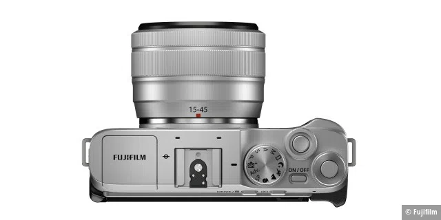 Die Fujifilm X-A7 von oben: Die Bedienführung ist für Einsteiger ausgelegt, die überwiegend die Automatikmodi nutzen. Doch die Kamera lässt sich auch manuell steuern, zudem kann man die Fotos als Raw-Datei speichern.