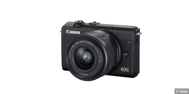 Die Canon EOS M200 in Schwarz. Mit dabei ist ein 14-55-mm-Objektiv, das etwa einer Brennweite von 22 bis 90 mm im Vergleich zum Kleinbildformat entspricht.