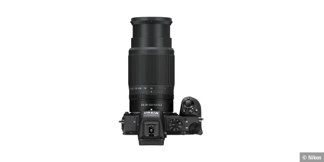 Nikon Z 50 Kit DX 50-250 mm 1:4.5-6.3 VR: Das Telezoomobjektiv bietet eine Naheinstellgrenze von 0,5 m. Der integrierte Bildstabilisator ermöglicht Aufnahmen mit bis zu 5 Lichtwertstufen längeren Belichtungszeiten. Das Objektiv wiegt 405 g.