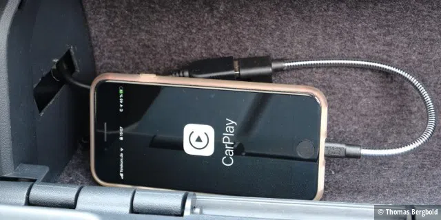 Der USB-Anschluss für das iPhone ist beim XAV-AX3005DB auf der Rückseite des Autoradios. Das mitgelieferte lange Anschlusskabel ließ sich im Smart wunderbar bis zum Handschuhfach legen. Anschluss findet das iPhone dort bei mir über ein kurzes Lightning-Kabel zum Beispiel von Fuse Chicken.