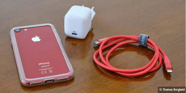 Der neue USB-C Anschluss ist perfekt für viele aktuelle Geräte, nur nicht für die iPhones. Als Zubehör gibt es das Anker PowerLine+ II USB-C auf Lightning Kabel. Damit klappt nicht nur das Laden, sondern auch die Verbindung zum Mac.