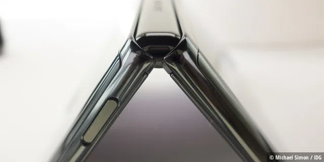 Das Scharnier des Galaxy Z Flip ist robust genug, um es in verschiedenen Positionen offen zu halten.