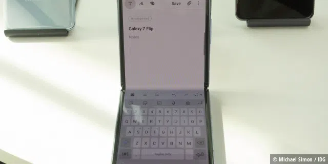 Wenn Sie den Galaxy Z Flip auf einem Tisch verwenden, verwandelt die Tastatur ihn in einen kleinen Laptop.