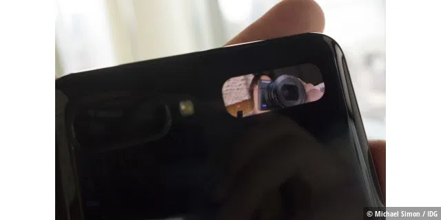 Sie können die winzige Frontscheibe des Galaxy Z Flip als Sucher für Selfies verwenden.