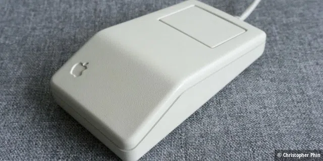 Die erste ADB-Maus war eine ergonomische Verbesserung, wobei das blockige Design dem der damaligen Computer entsprach.