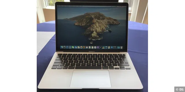 Nach dem Öffnen schaltet sich das MacBook Air automatisch ein, und nach der Konfiguration zeigt sich der Bildschirmhintergrund von macOS Catalina.