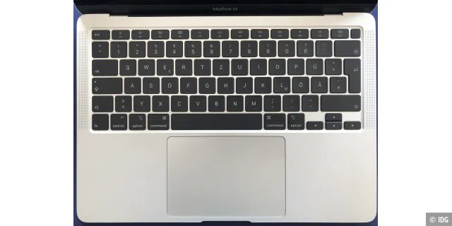 Das auffälligste Unterscheidungsmerkmal des MacBook Air 2020 sind die Pfeiltasten auf der Tastatur.