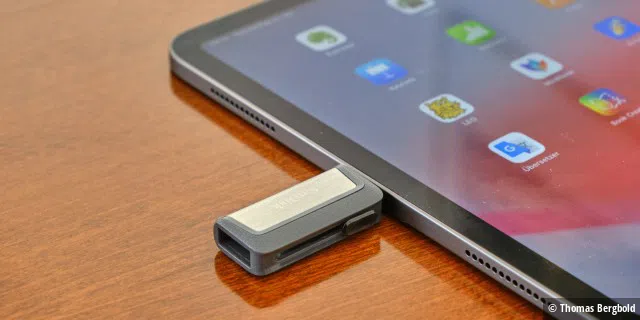 Der Sandisk Ultra Dual USB Type-C bietet ein angenehm großes Gehäuse. Was sehr gut in der Handhabung am Mac ist, ist am iPad Pro unpraktisch, wenn man eine dicke Hülle einsetzt.