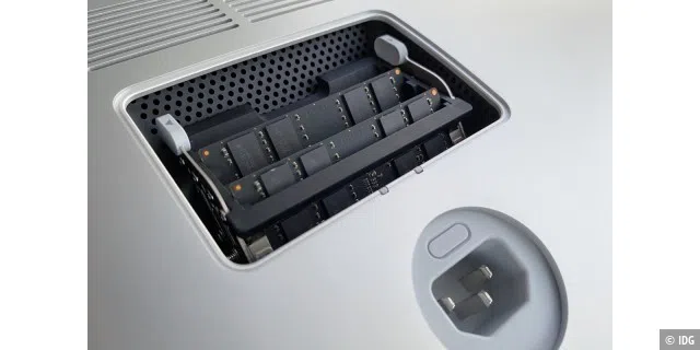 Der 27-Zoll-iMac verfügt über vier Speichersteckplätze, die dem Benutzer über eine Klappe an der Rückseite des Computers zugänglich sind.
