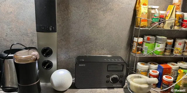 Das übersichtliche Testfeld in der Küche. Die weiße Zwiebel unten links ist kein Gemüse, sondern ein smarter Lautsprecher.