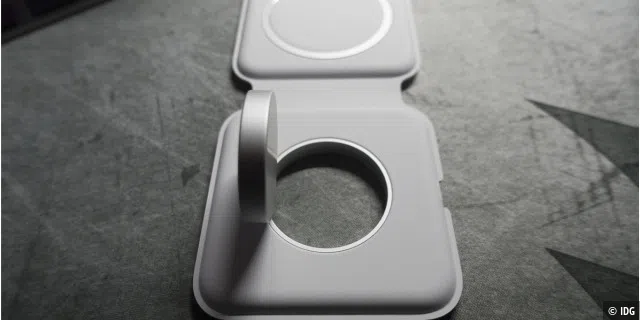 Eine Apple Watch kann man über das Magsafe Duo auch im aufgeklappten Zustand laden.