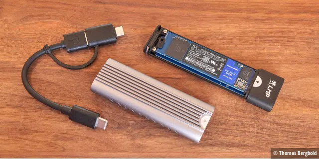 Das Datamobile Ultra SSD von LMP besticht durch seine einfache werkzeugfreie Montage der NVMe-SSD. Nur das mitgelieferte Kabel ist nicht sehr hochwertig.