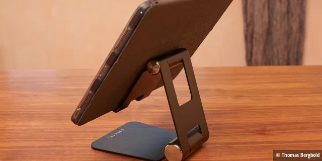 Der R1 von Satechi ist nicht nur ein gutaussehender, sondern wegen seiner zwei Gelenken auch ein praktischer iPad-Ständer.