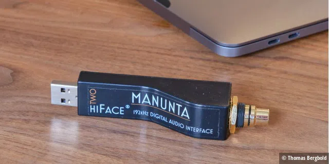 Etwas größer als ein USB-Stick ist das HiFace Two eine tolle Möglichkeit jeden Mac mit einem hochwertigen Highres Audio kompatiblen Digitalsignal auszurüsten.