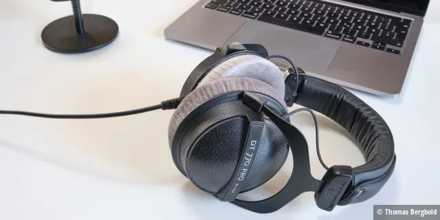 Zu einem guten Monitoring gehört auch ein guter Kopfhörer, zum Beispiel der Beyerdynamic DT-770 PRO. Ein Referenz-Kopfhörer für Tonstudios, der sehr angenehm zu tragen ist.