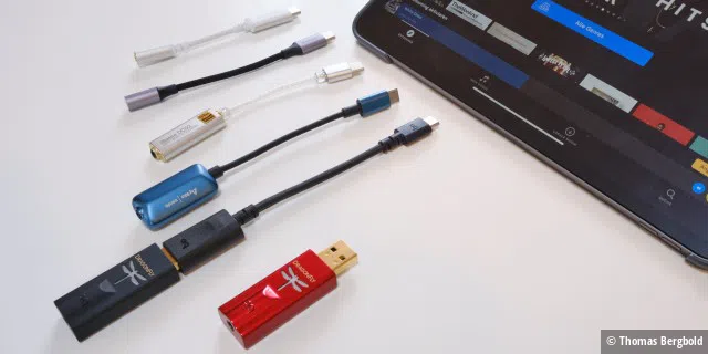 Kurzes Kabel voller Klang. So sehen die meisten Kopfhörerverstärker aus. Dank USB-Anschluss können sie ohne Probleme beispielsweise mit dem iPad Pro oder dem Mac verbunden werden.