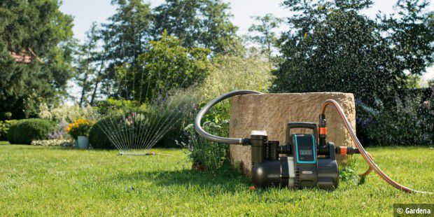 Mit der Gardena Smart Pressure Pump können Sie Ihren Garten bedarfsabhängig und automatisch bewässern lassen. Dafür sind aber zusätzliche Sensoren und ein Gateway erforderlich. Günstig ist der Spaß nicht.