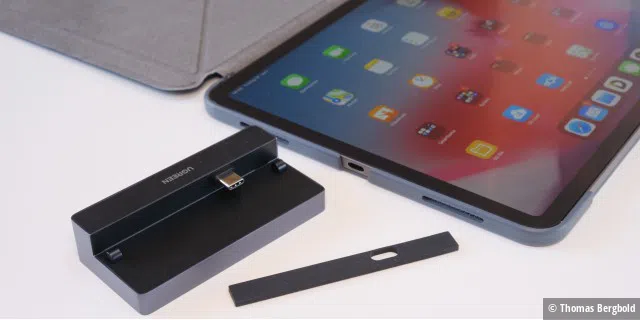 Beim Ugreen 5-in-1 USB-C Hub for iPad Pro lässt sich mit dem Distanzstück aus Gummi sich sehr gut eine Hülle ausgleichen.