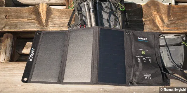Das Powerport Solar 21W ist ein kompaktes und leichtes Solarladegerät, das man sogar auf eine Wanderung für Kleinverbraucher mitnehmen kann.