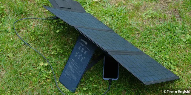 Der praktische Ständer zum Ausklappen macht es leicht, das Powerport Solar 25W zur Sonne hin auszurichten und es spendet dem iPhone beim Laden auch Schatten.