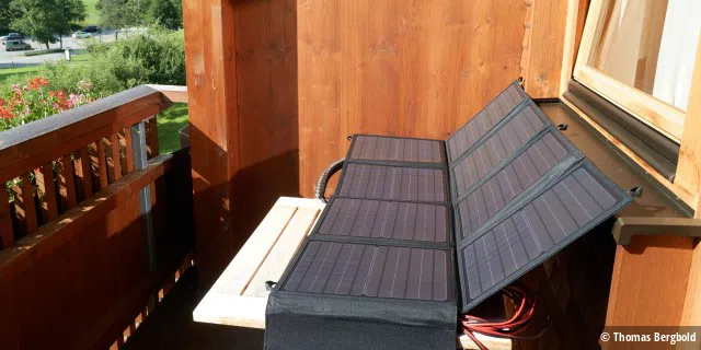 Ein Solar-Panel wie das NX-2742 ist perfekt für den Camping Urlaub. Wenn es sein muss, klappt der Einsatz aber auch auf einem Balkon.