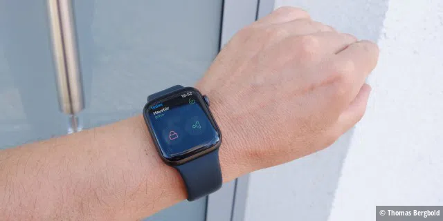 Das iPhone steckt in der Tasche, doch die Apple Watch am Handgelenk ist leichter erreicht und öffnet die Tür.