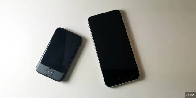 Das Pocketalk S steht in direkter Konkurrenz zum Smartphone, punktet dabei vor allem durch seine Spezialisierung und das kompaktere Format.
