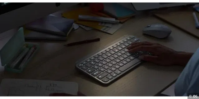 Die Logitech Tastatur bietet eine automatische Tastenbeleuchtung, die sich bereits bei Annäherung der Hände aktiviert.