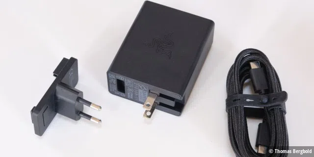 Durch sein mattes Schwarz hebt sich der Razer USB-C GaN Charger wohltuend von den Mitbewerbern ab. Mitgeliefert werde ein langes und robustes USB-C Ladekabel und Steckeradapter für die meisten Länder der Welt.