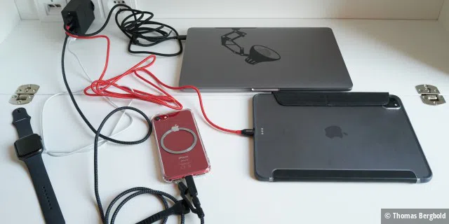 Die vier Anschlüsse des USB-C GaN-Charger liefern genug Leistung um gleichzeitig ein Macbook Pro, ein iPad Pro, ein iPhone und eine Apple Watch aufzuladen.