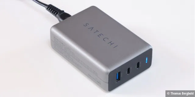 Mit seinen zwei USB-Anschlüssen und 100 Watt Leistung, ist es für das ST-TC100GH von Satechi kein Problem ein MacBook Pro und ein iPad Pro gleichzeitig mit Strom zu versorgen.