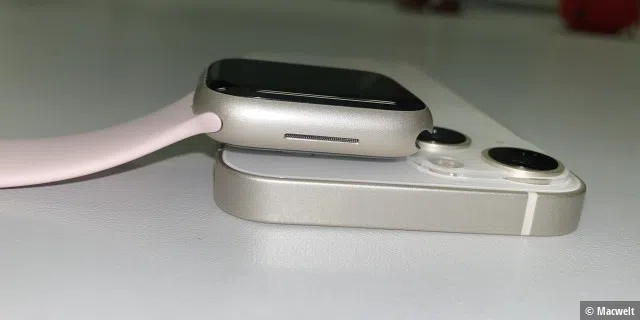 Apple Watch 7 in Polarstern und iPhone 13 Mini in Weiß