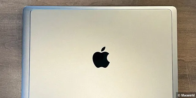 Zwei Macbooks im Vergleich – 15 Zoll und 14 Zoll.