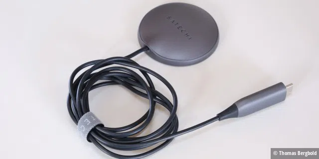 Mit dem dunklen Grau und seiner gewölbten Rückseite spricht das Magnetic Wireless Charging Cable von Satechi eine andere Designsprache als das Apple-Original.