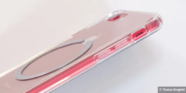 Sehr gute Erfahrung haben wir mit der iPhone SE 2020/8/7 Echo Panzerglashülle von ESR gemacht. Die klare Hülle passt super zum roten iPhone und ist leicht sauber zu machen. Der Glasrücken soll auch kratzfest sein, was wir nach drei Monaten bestätigen können. Die erhöhten Ränder schützen nicht nur die Kamera, sondern auch den HaloLock Universal Ring, so dass er keine Kratzer hinterlassen kann.