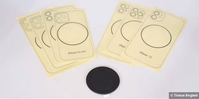 Der Magnetic Sticker von Satechi ist ein Sticker aus Öko-Leder und wird zusammen mit Positionierhilfen für die iPhone 11 und 12 Reihe geliefert.