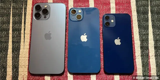 Das iPhone 13 Pro Max (links) ist nicht nur größer als das iPhone 13 und das iPhone 12 mini, es hält auch viel länger durch.
