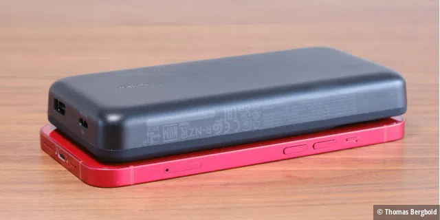 Ein richtig dickes Ding ist das Boost Charge von Belkin, da verschwindet förmlich das iPhone 13 darunter.
