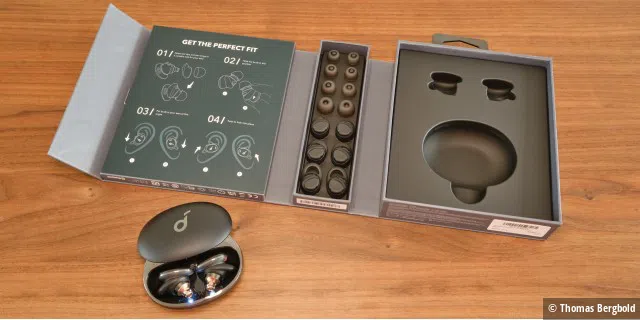 Soundcore legt bei seinem Liberty 3 Pro nicht nur Wert auf einen guten Klang, sondern ganz speziell auf eine ideale Passform. Dazu liegen dem Kopfhörer vier sogenannte Eartips für den Ohrkanal und vier sogenannte Earwings für die Ohrmuschel bei.