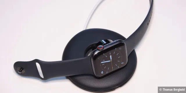 Die Apple Watch kann liegend oder im Nachttischmodus auf den Ladedock geladen werden.