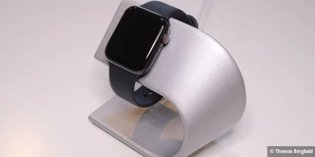Aus einem elegant geformten Stück Aluminium ist der iCEO Apple Watch Ständer.