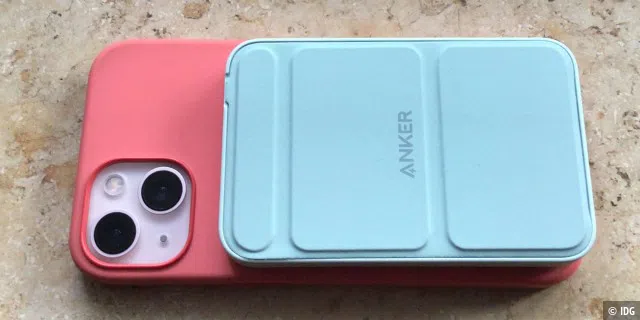 Anker MagGo 622: Satte 5000 mAh Ladekapazität laden das iPhone mehr als nur einmal wieder auf. Die fünf Farboptionen ermöglichen bunte Kombinationen. Mit 141 Gramm ist sie aber auch schwerer als Apples Lösung.