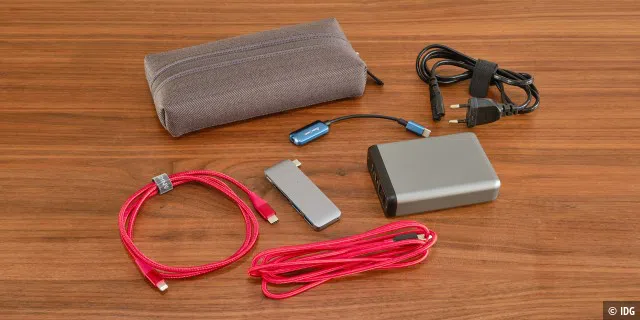 Die Tasche besitzt eine perfekte Größe für ein großes USB-C Netzteil mit Kabel und diverse Adapter.
