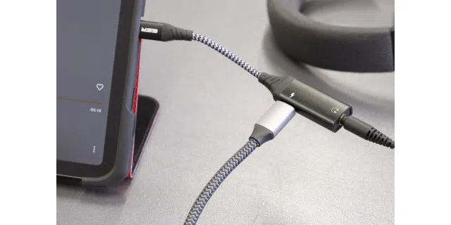Der 2-in-1 USB-C PD Kopfhörer Audioadapter kombiniert einen Kopfhöreranschluss mit einem USB-C Stromanschluss.