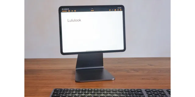 Das Design des Lululook Magnetic iPad Stand Classic ist elegant und praktisch ist die Magnetfläche für eine schnelle Montage des iPad