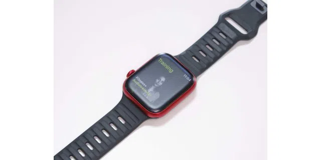 Eine matte Schutzfolie ist ein Novum an der Apple Watch. Entsprechend ist das Touchgefühl komplett anders.